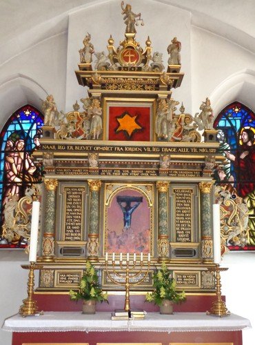 Grenaa Kirkes altertavle, med mordene kunst: Stjernen og Jesu korsfættelse