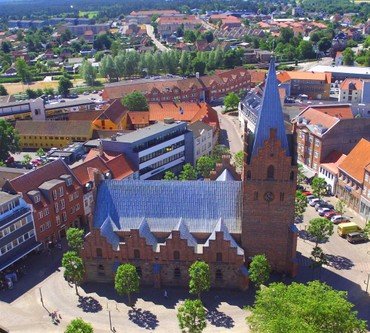 Grenaa Kirke set oppefra - fugleperspektiv 