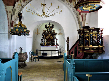 Kirkens indre. Døbefont med fontehimmel til venstre, alter og altertavle i midten, prædikestol med lydhimmel til højre
