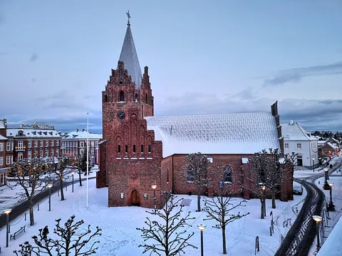 Brændende fyrfadslys stående i en buet række
